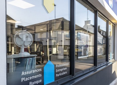 Pose d'une nouvelle vitrine en aluminium pour l'agence Gan à Lesneven (29)