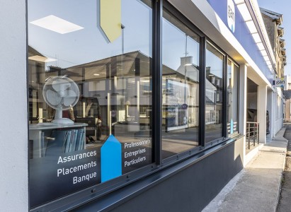 Pose d'une nouvelle vitrine en aluminium pour l'agence Gan à Lesneven (29)