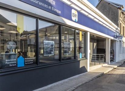 Pose d'une nouvelle vitrine en aluminium pour l'agence Gan à Lesneven (29)