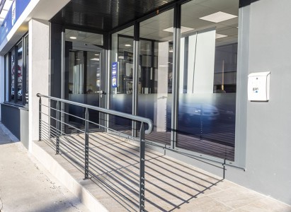 Pose d'une nouvelle vitrine en aluminium pour l'agence Gan à Lesneven (29)