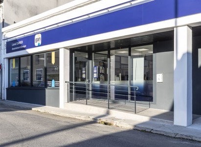 Pose d'une nouvelle vitrine en aluminium pour l'agence Gan à Lesneven (29)