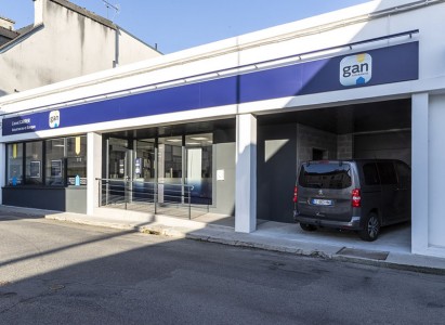 Pose d'une nouvelle vitrine en aluminium pour l'agence Gan à Lesneven (29)