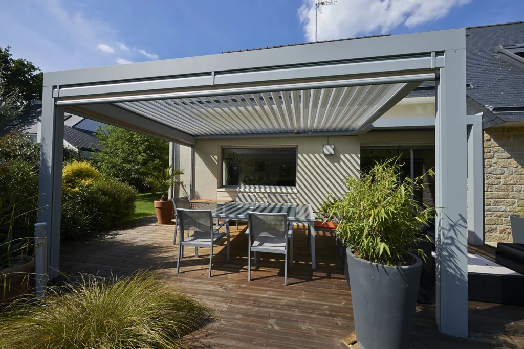 Pergola bioclimatique aluminium adossée à une maison