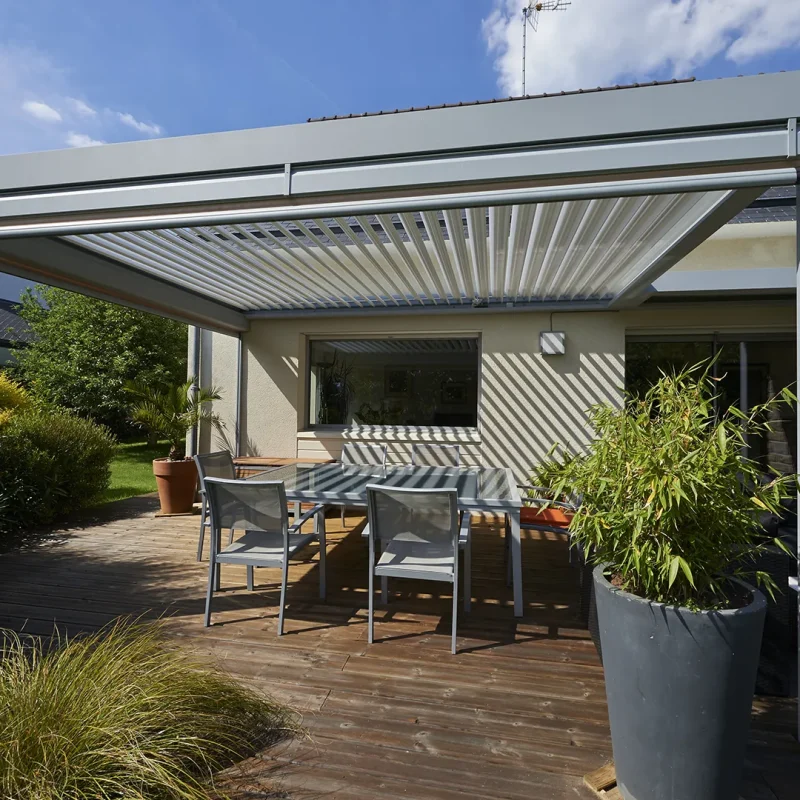 Pergola bioclimatique aluminium adossée à une maison