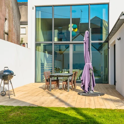 Extension de maison aluminium avec vue dégagée sur terrasse