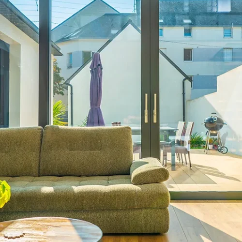 Extension d’habitation avec salon ouvert sur l’extérieur