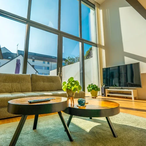 Triple vitrage avec protection solaire sur extension contemporaine