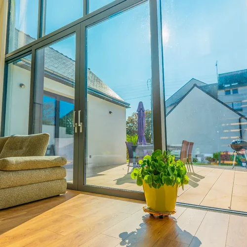 Menuiseries aluminium sécurisées pour agrandissement de maison
