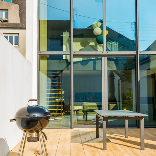 Extension d’habitation à Landerneau avec grandes baies aluminium ouvrant sur terrasse