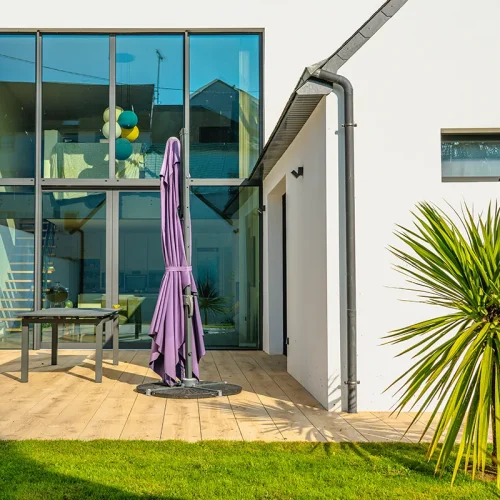 Terrasse extérieure accessible par baies vitrées aluminium à Landerneau