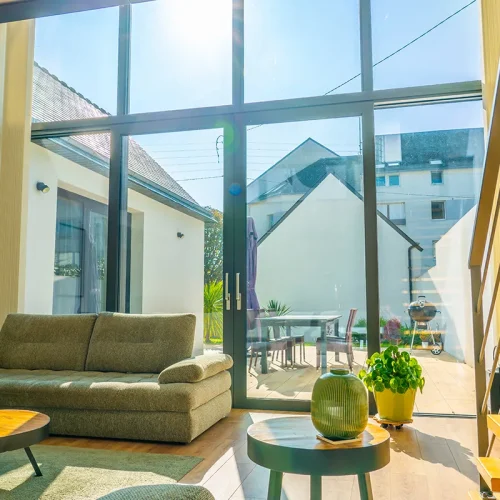 Intérieur moderne avec coulissants à levage triple vitrage