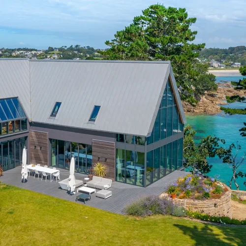 Réhabilitation d’une maison à Plougonvelin avec mur rideau aluminium