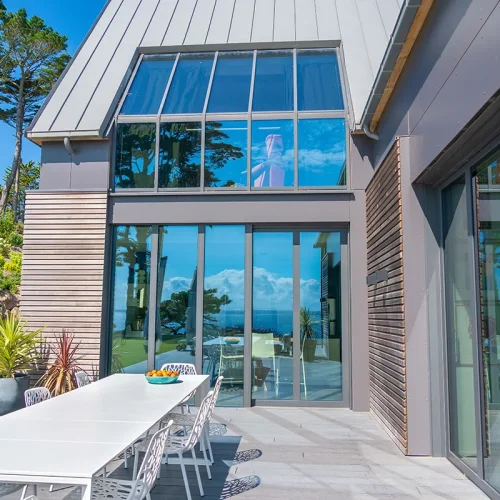 Réhabilitation maison à Plougonvelin avec mur rideau aluminium et terrasse extérieure