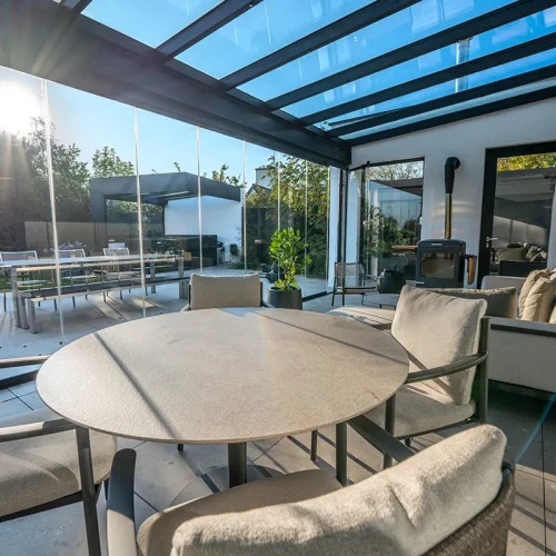 Pergola vitrée à Plougastel-Daoulas avec rideau de verre repliable en façade