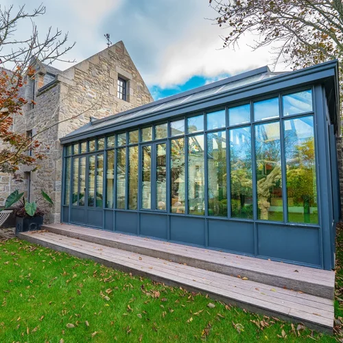 Extension orangerie moderne en Finistère ouverte sur le jardin