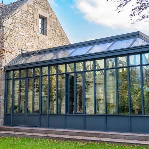 Aménagement intérieur structuré par cloison vitrée en aluminium