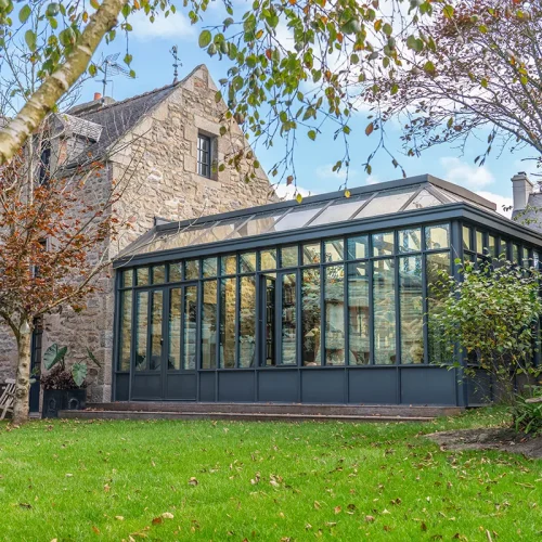 Extension orangerie à Landunvez vue extérieure avec toiture plate et verrière horizontale