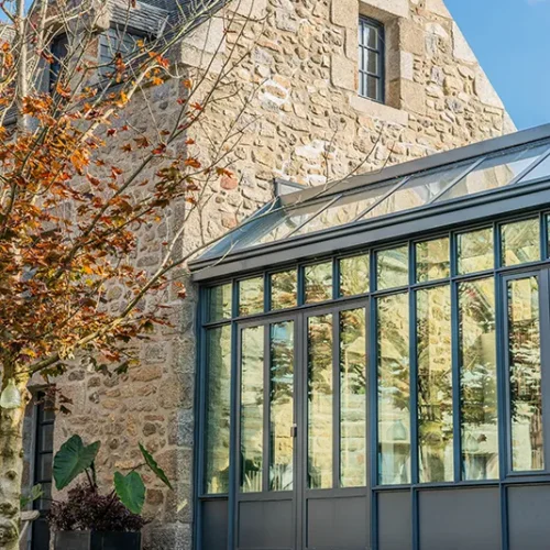 Orangerie aluminium ouverte sur le jardin à Landunvez