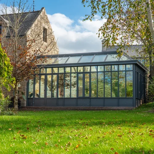 Extension de maison type orangerie en Finistère avec grandes baies vitrées