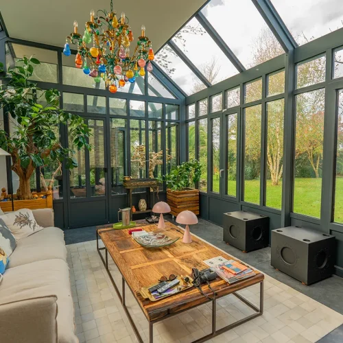 Salon lumineux en orangerie à Landunvez avec cloison vitrée séparative