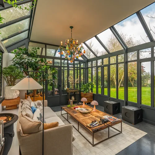 Salon lumineux en extension orangerie ouvert sur l’extérieur