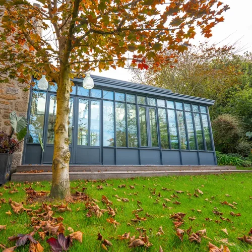 Toiture plate avec verrière horizontale sur extension orangerie